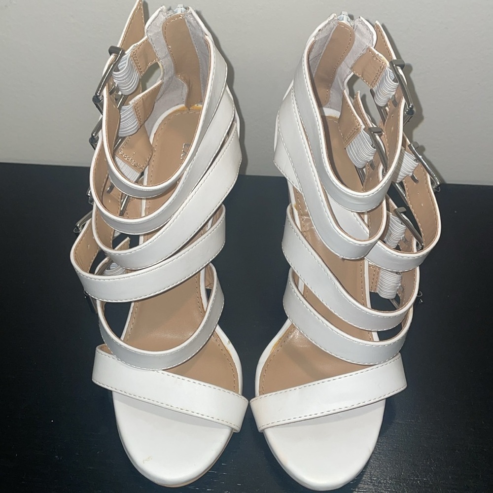 Express Off White Faux Leather Block Sandals w 5 buckles & back zippers. SZ 9